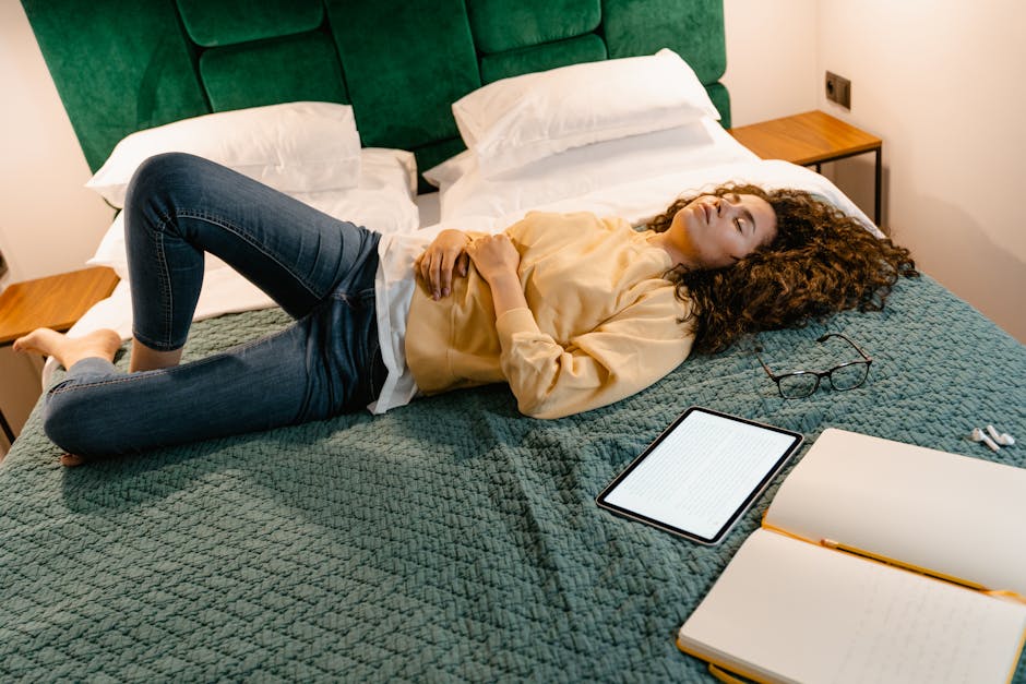 Osoba píšící si poznámky do zápisníku u stolu.